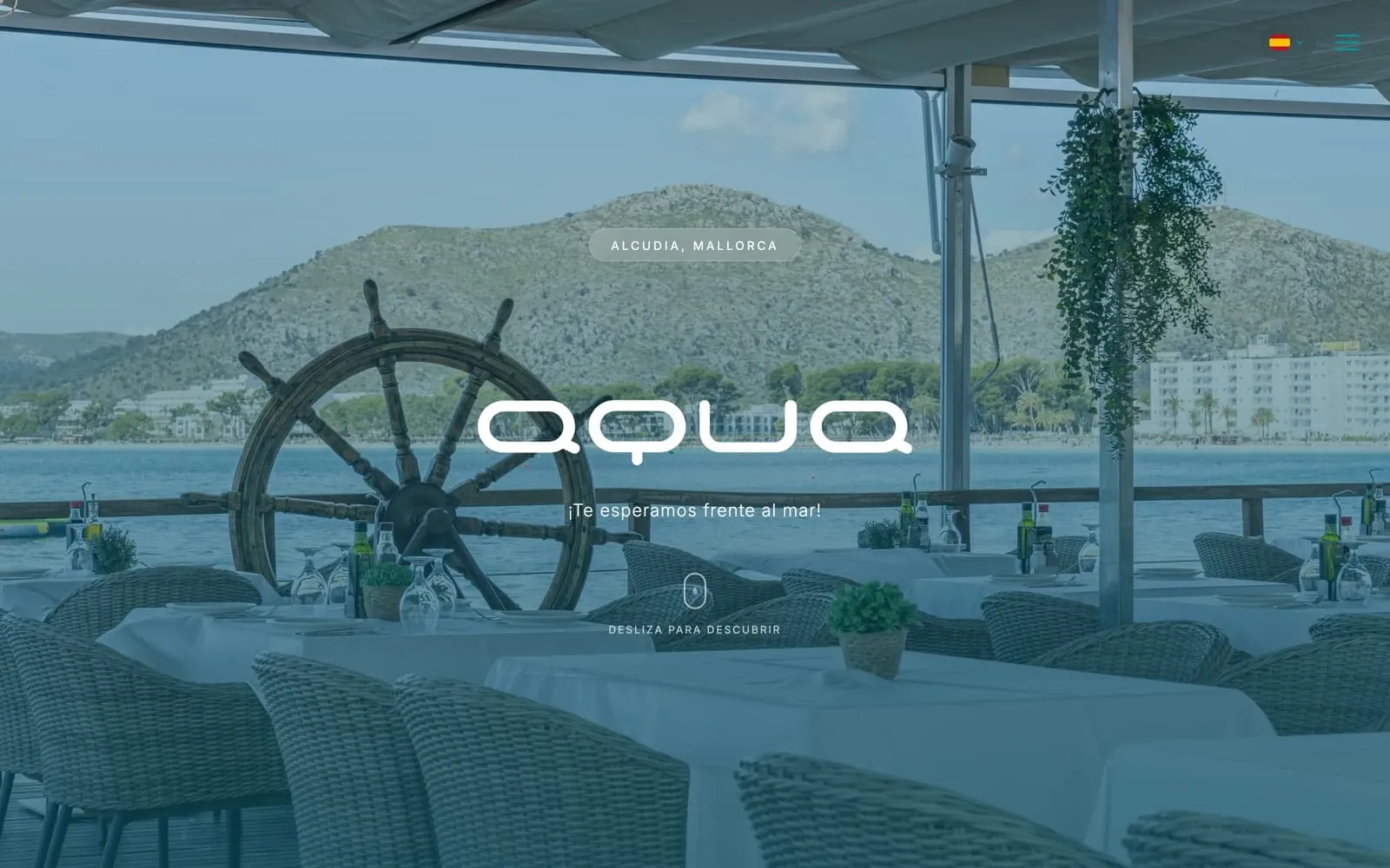 Portada de aquaalcudia.com: la terraza del restaurante frente al mar de Alcúdia, con el logotipo sobre la fotografía