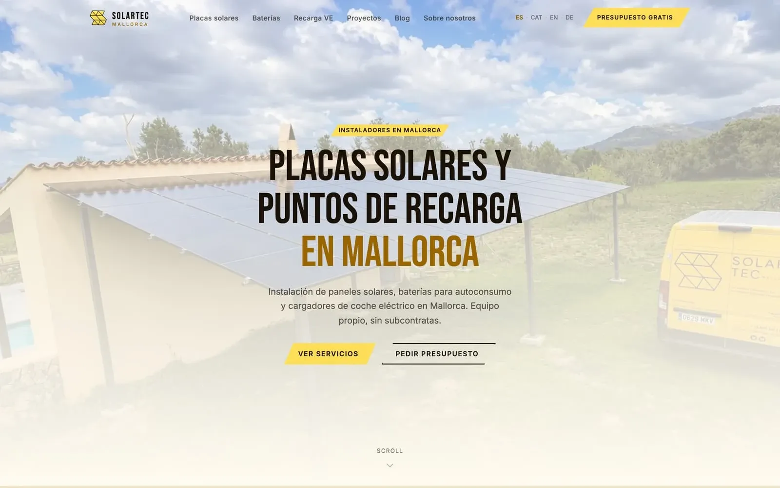 Portada de solartecmallorca.es: placas solares instaladas en una casa de campo mallorquina