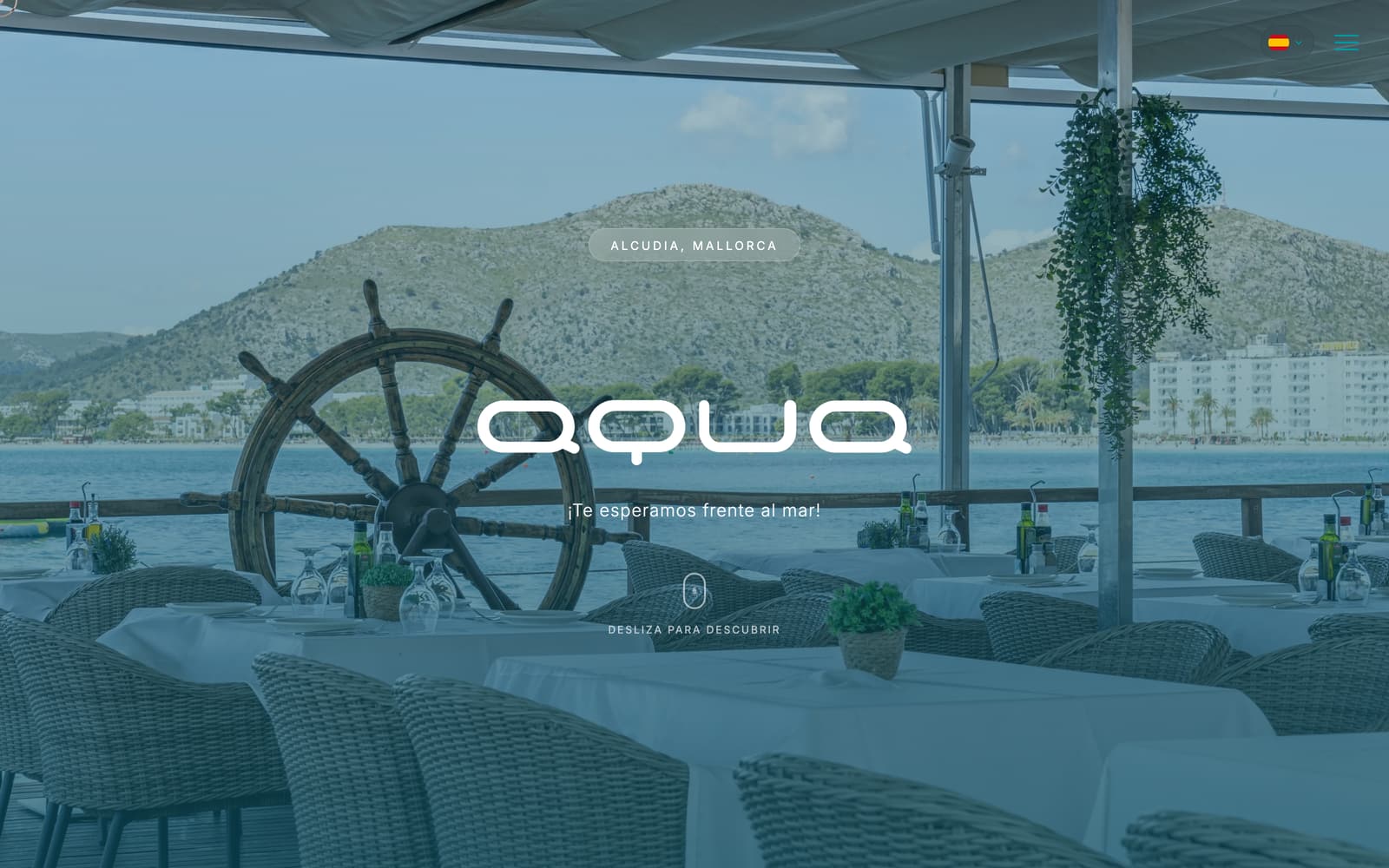 Portada de aquaalcudia.com: la terraza del restaurante frente al mar de Alcúdia, con el logotipo sobre la fotografía